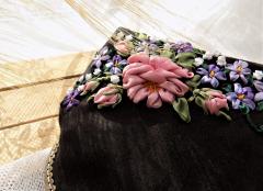 фотография Косметичка из льна с вышивкой лентами