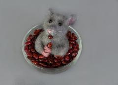 изображение Мышонок в вазочке