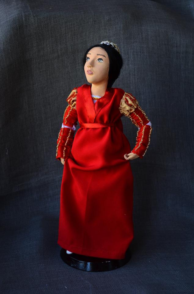 фото Кукла в красном платье