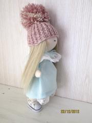 картинка Кукла Долли в шапочке и платье