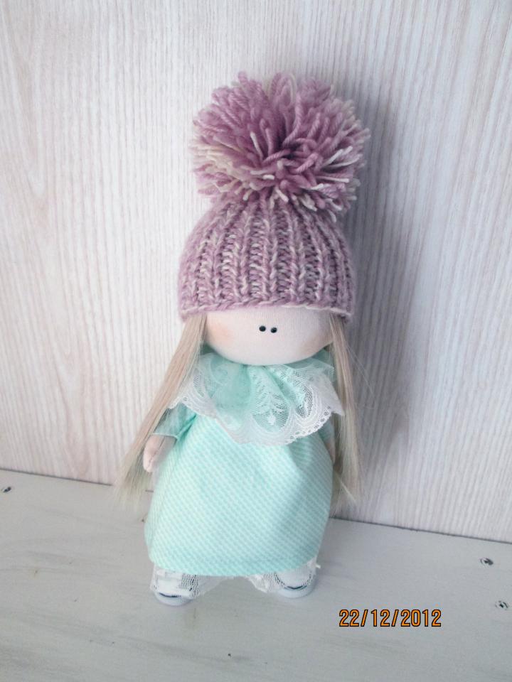 фото Кукла Долли в шапочке и платье