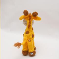 картинка Вязаная игрушка Жираф Степа
