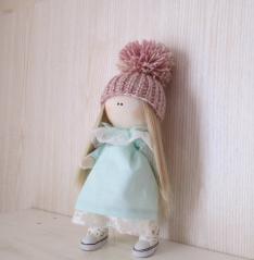 изображение Кукла Долли в шапочке и платье