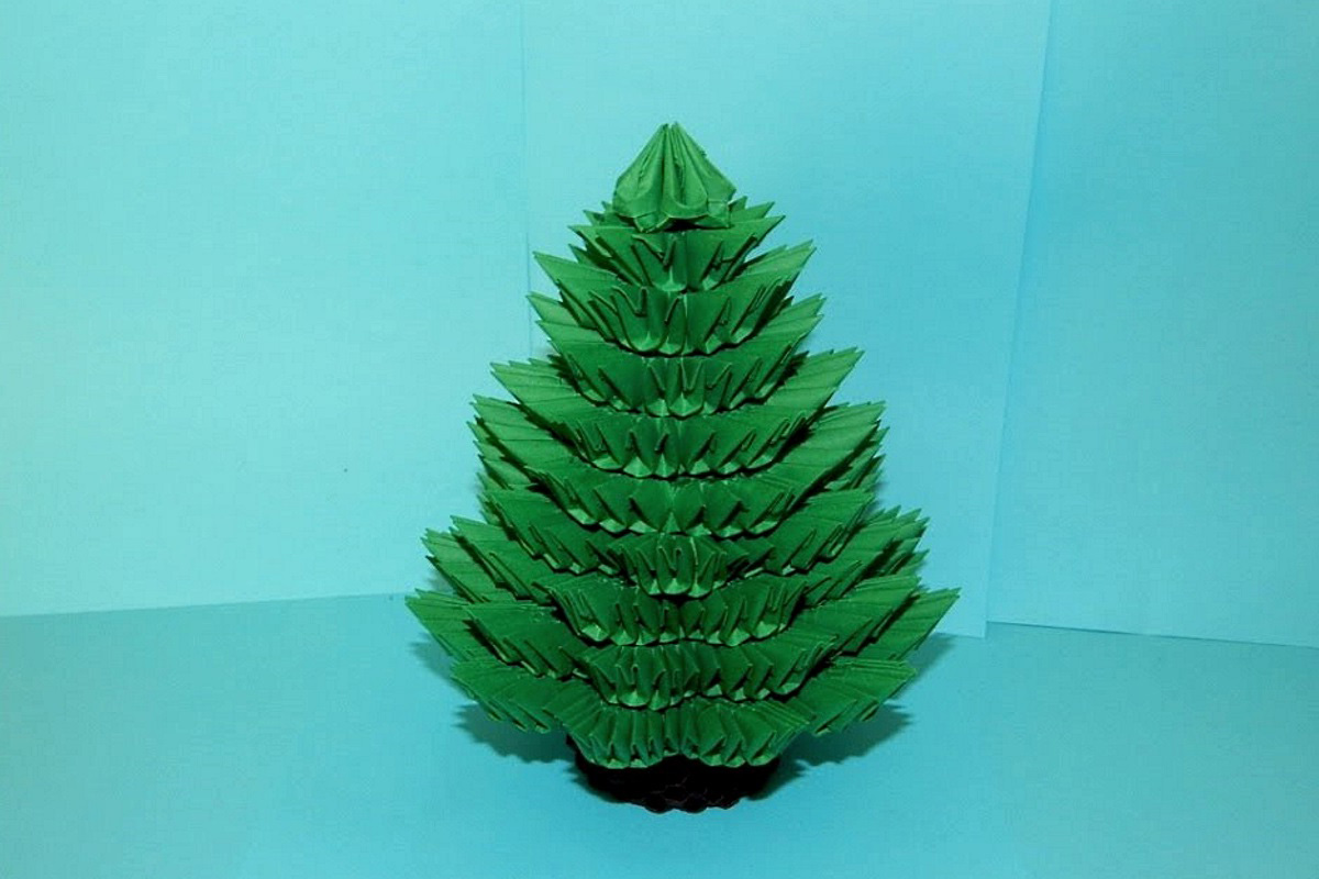 Новогодняя елка из бумаги в технике квиллинг