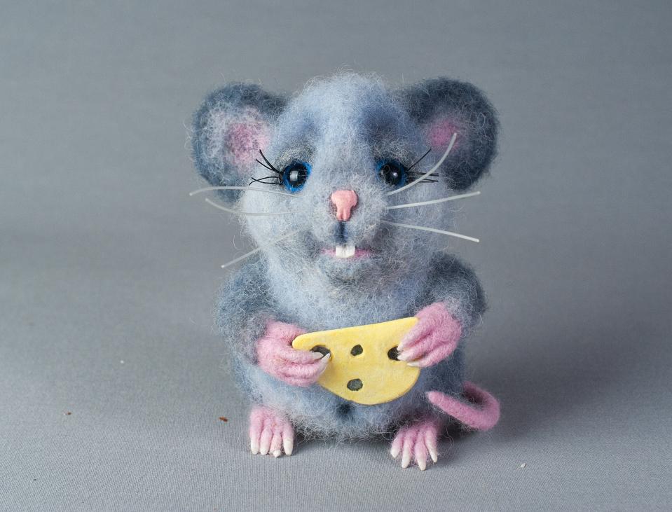 фото  Валяная игрушка мышонок Пуня