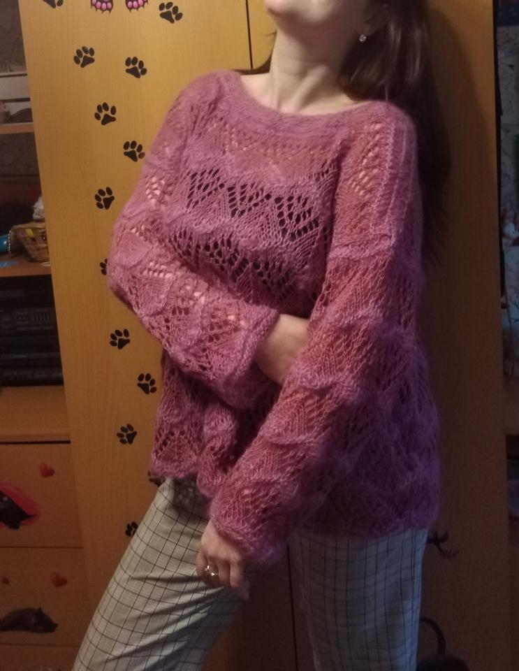 фото Свободный ажурный пуловер ручной вязки