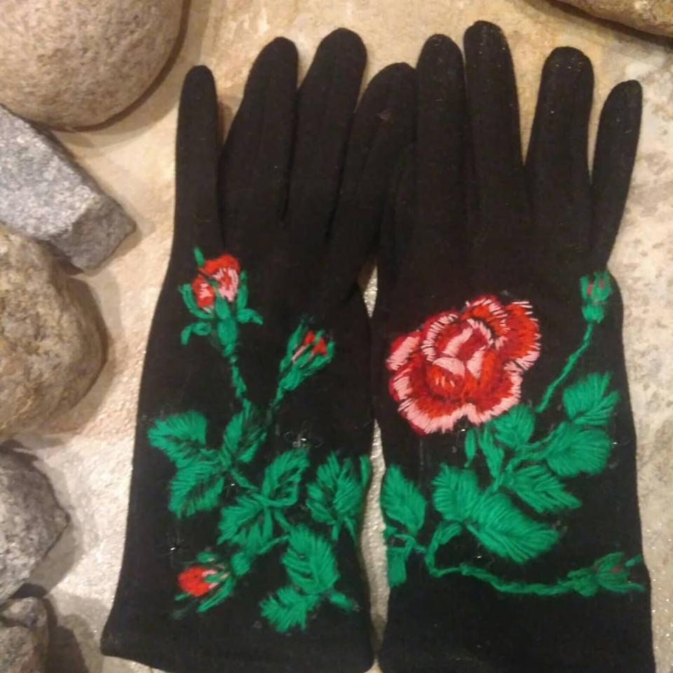 фото Перчатки" Алые розы"