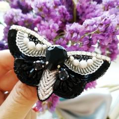 фото Брошь черно-серебристая бабочка