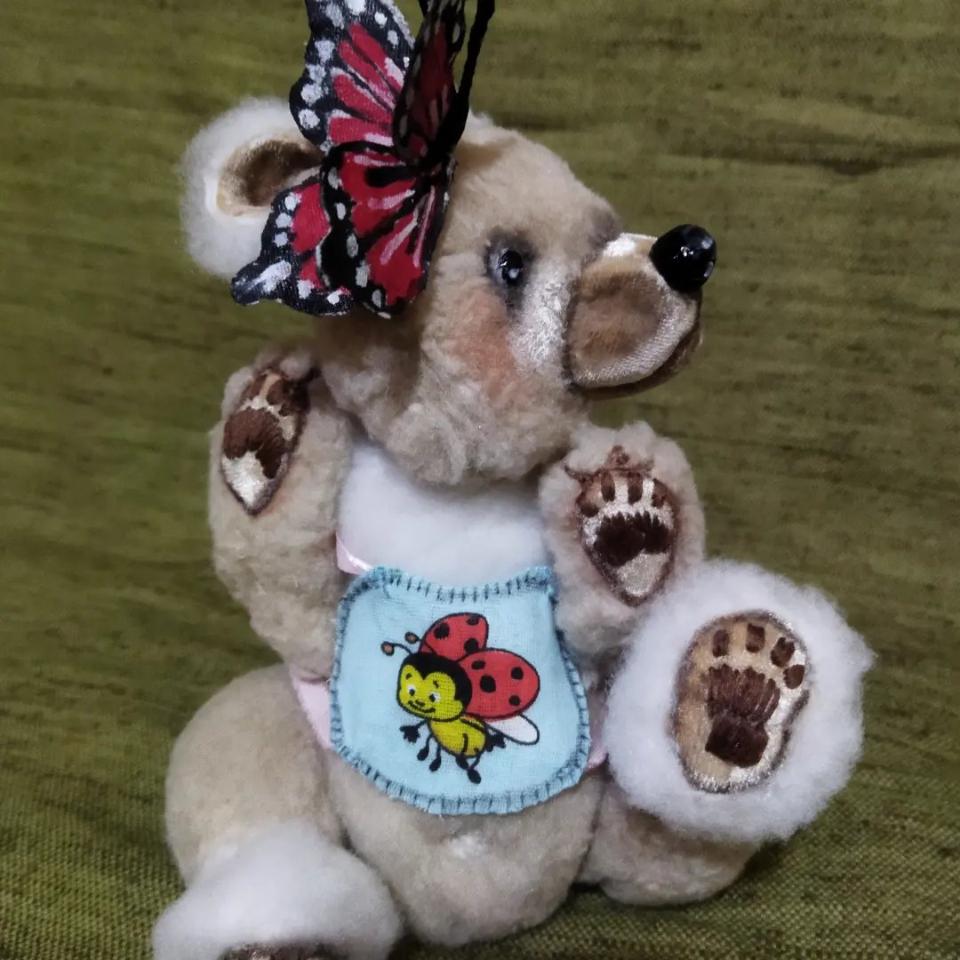 фото Медвежонок с бабочкой