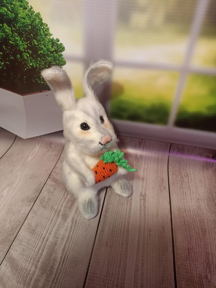 фото Вязаный Зайка с морковкой 