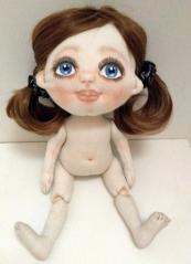 фото Кукла текстильная с нарисованным лицом