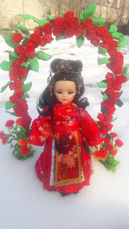 фото Кукла Паола Рейна в красном кимоно