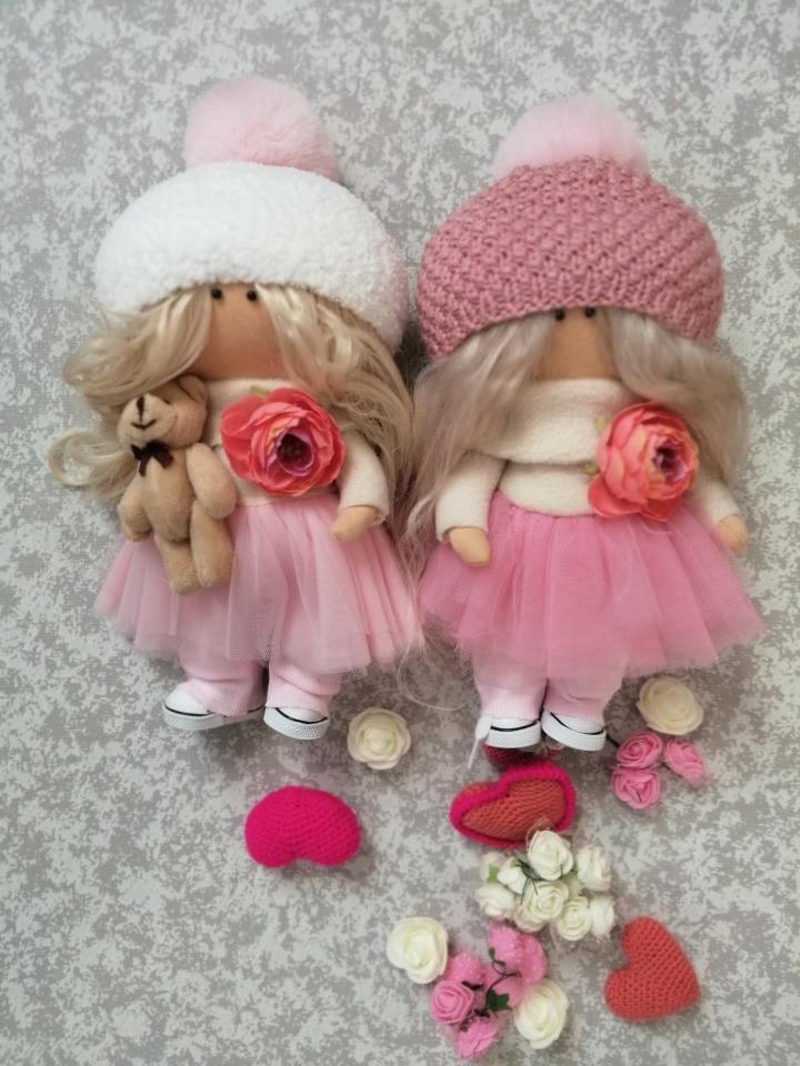 фото Текстильная кукла в шапочке